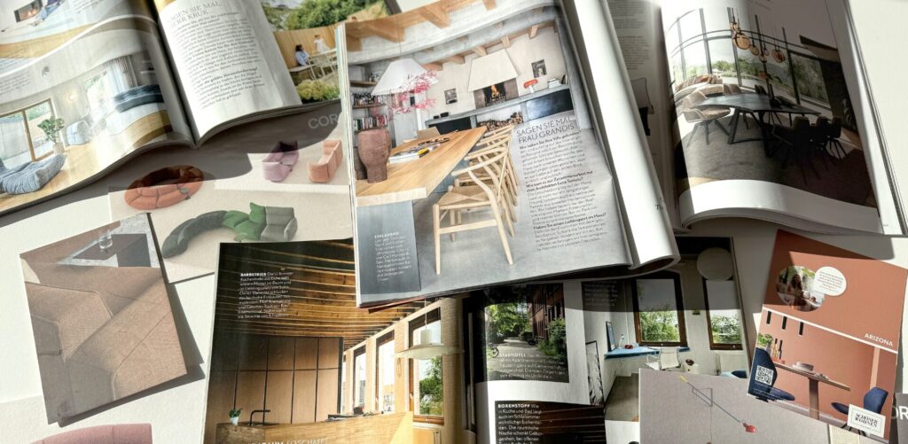 Einrichtungsstil finden durch Inspiration sammeln – aufgeschlagene Interior-Zeitschriften mit Einrichtungsbildern