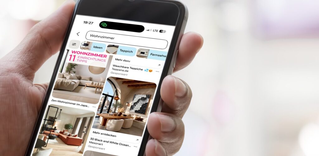 Einrichtungsstil finden auf Pinterest – Hand hält Handy mit Einrichtungsideen