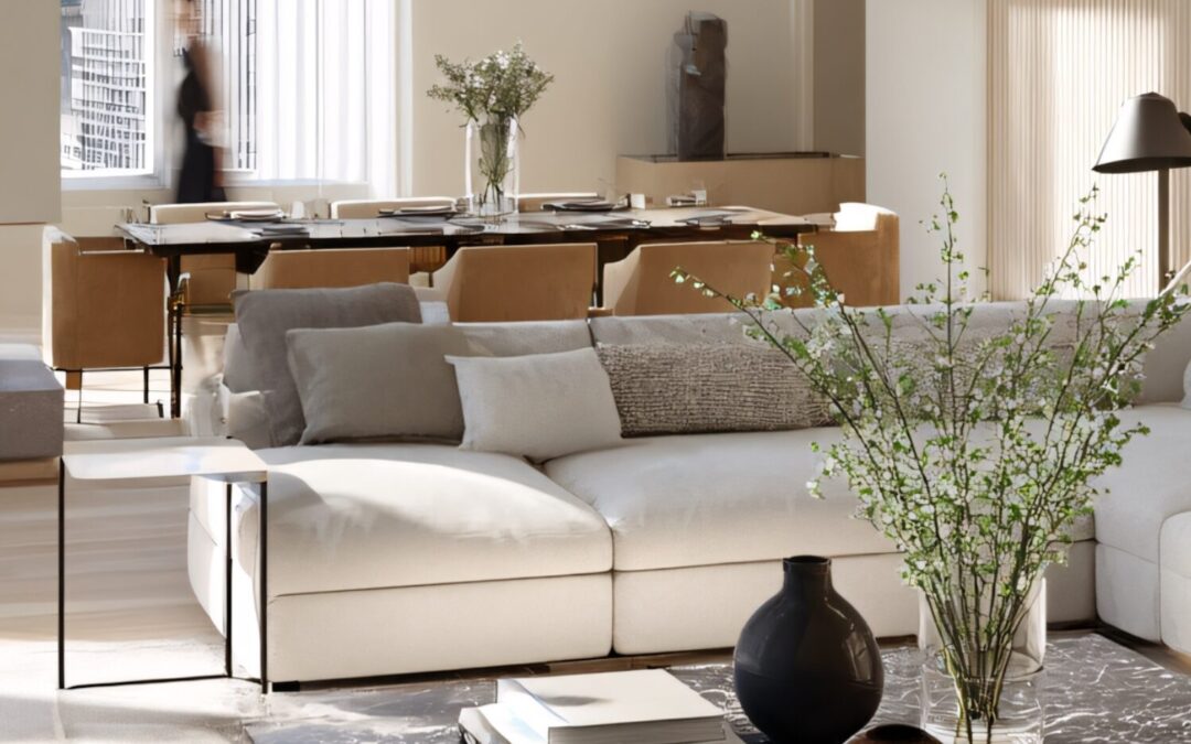 Wohnzimmer einrichten – gemütlicher Wohnbereich mit Sofa, Stehlampe und Essbereich im Hintergrund