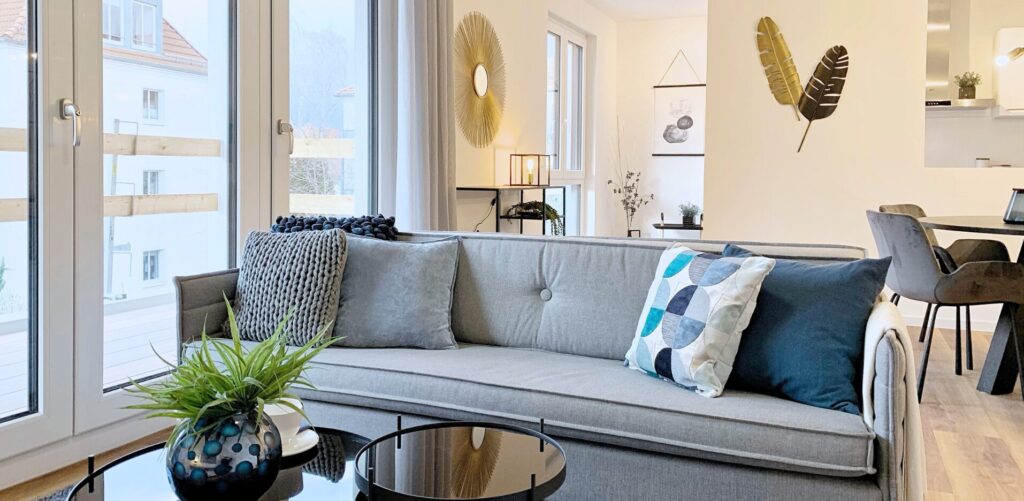 Wohnzimmer einrichten – Möbelanordnung mit Sofa-Zone und Essbereich als getrennte Bereiche